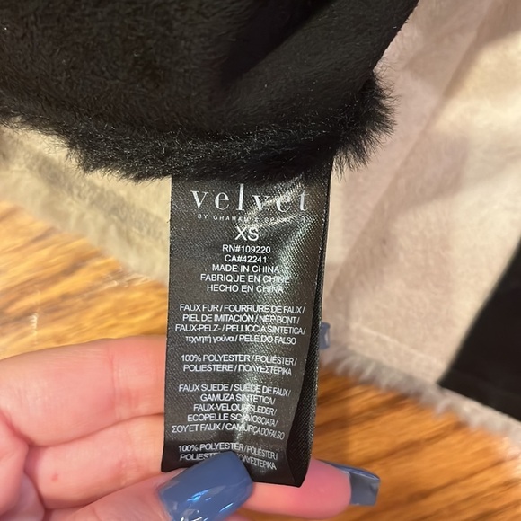 Velvet by Graham & Spencer Woman’s Black and Tan Fuzzy Jacket Size XS - Picture 6 of 6